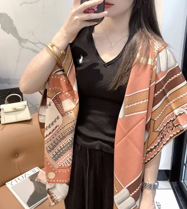 爱马仕 Hermes 上新 140真丝羊毛 爱马家的 Cosmographia Universalis 丝巾是其经典设计之一，由设计师Dimitri Rybal