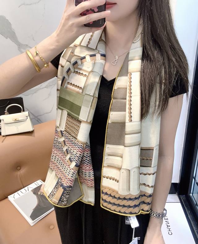 爱马仕 Hermes 上新 140真丝羊毛 爱马家的 Cosmographia Universalis 丝巾是其经典设计之一，由设计师Dimitri Rybal