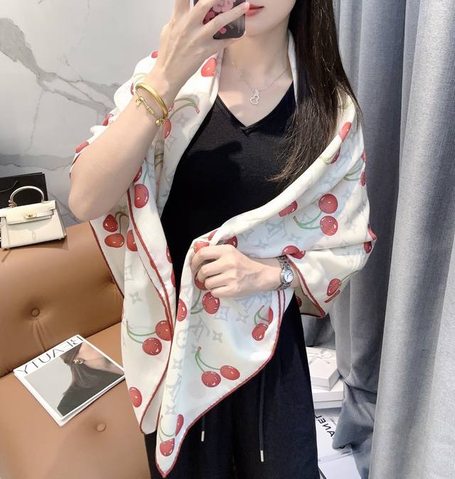 Lv 路易威登 X Tm Monogram Cerise 140丝毛方巾 140双面丝毛同色 Lv × Tm Monogram Cerise 方巾出自路易威登X