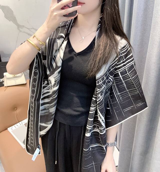 香奈儿 Chanel 上新 带一点粉调的香 经典茶花优雅Coco风，Chanel最新菱格丝绒大方巾~气质到骨子里，香奶奶新一季的面料超高级，真心超级柔软，丝丝顺