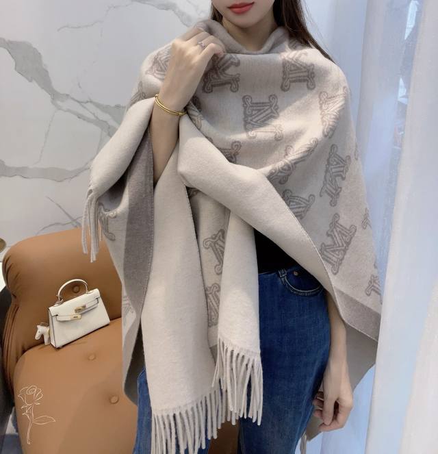 Max 臻品推荐， 同步专柜！大M字母图案羊羔毛斗篷披肩！！ 秋冬新款！亲妈价格P给力推荐！造型功能很强大！实物真的很赞！！！特别精细，面料柔软轻盈， 真材实料