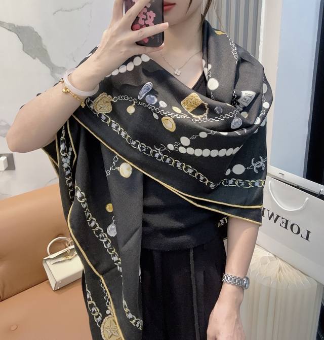 香奈儿 Chanel 珍珠项链 140*140上新 真丝丝绒款 Chanel 温柔而娴静，Logo优雅气质！ 柔软顺滑的感觉真的舒服到心都化了！Chanel经典