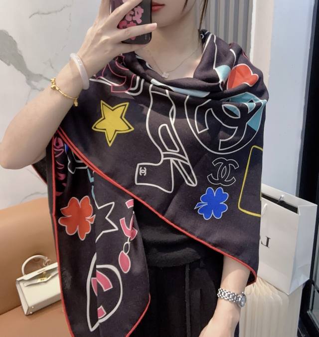 香奈儿 Chanel 140*140上新 真丝丝绒款 Chanel 温柔而娴静，Logo优雅气质！ 柔软顺滑的感觉真的舒服到心都化了！Chanel经典元素新款真