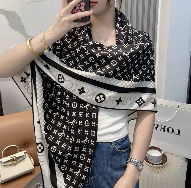 Lv 路易威登 140 披肩 Lv X Tm Monogram Superflat Flowers 方巾出自路易威登与村上隆携手呈现的合作系列，为柔软桑蚕丝全幅