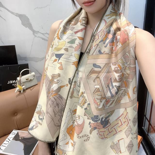 爱马仕 Hermes 2025年秋冬抢先 上新 双面同色丝毛方巾 手工卷边山羊绒和真丝混纺披肩 70%山羊绒，30%桑蚕丝 这款披肩采用经典山羊绒和真丝混纺面料