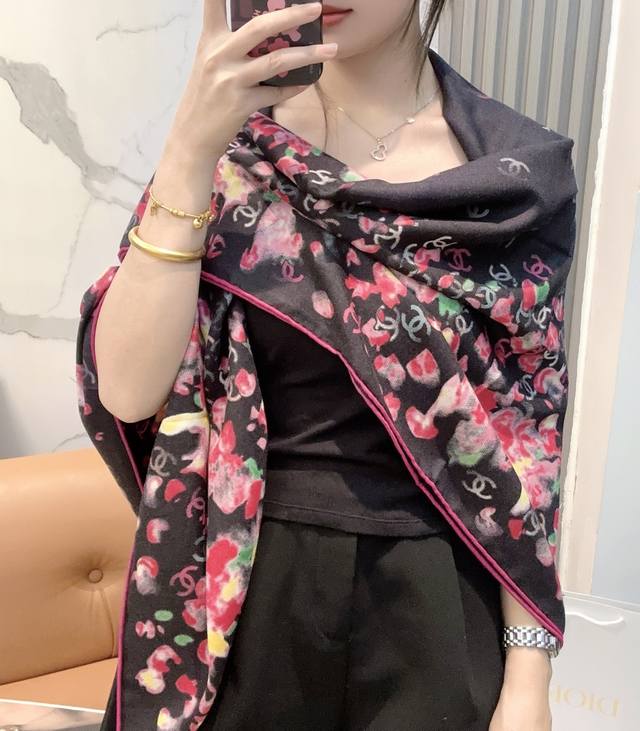 香奈儿上新 Chanel 经典茶花优雅Coco风，Chanel最新丝绒大方巾~气质到骨子里，香奶奶新一季的面料超高级，真心超级柔软，丝丝顺滑，韧性很强 不容易被