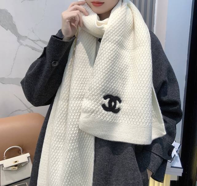 Chanel 新款来袭 香奈儿专柜最新编织系列！这是一个特别稀有的款式，这也是小香家第一款采用纯色针织工艺的围巾！肯定会成为小香家秋冬季的主打款式！质地非常柔软