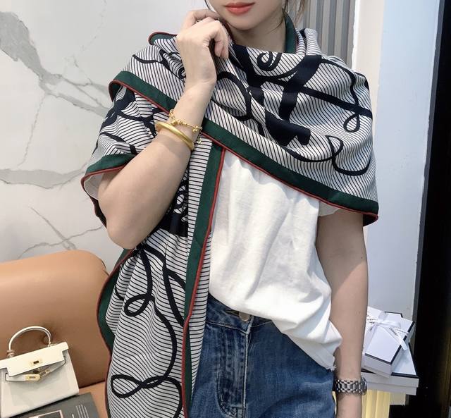 爱马仕 New每天都会到一点，Hermes 三角形尺寸，非常好搭配衣服，手工卷边,70%羊绒+30%真丝材质混纺面料柔软细腻，像云朵一样轻柔，每次的触碰都能让你