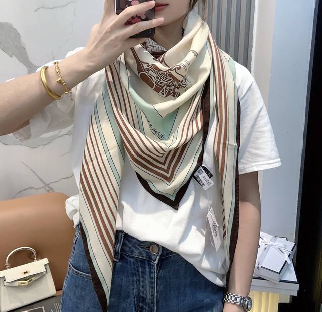 又一重磅来袭 藏书票 三角巾 精致手工卷边 又重塑经典！ 1923年Emile-Maurice Hermes选择了其收藏的一 枚由19世纪法国著名画家 D'al