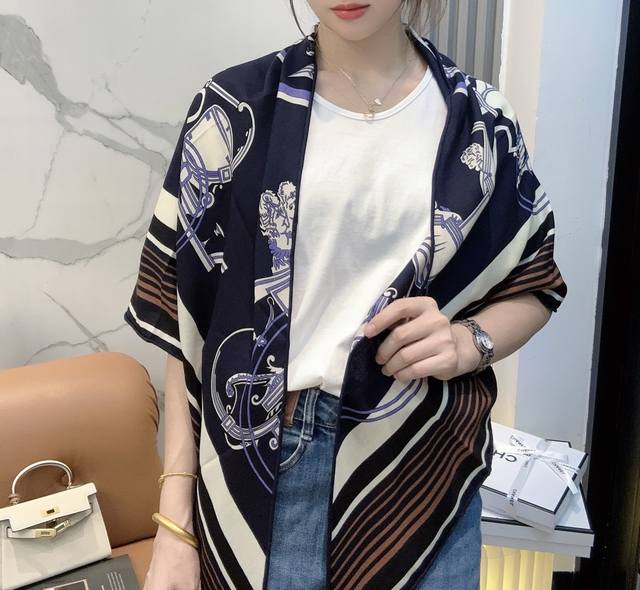 又一重磅来袭 藏书票 三角巾 精致手工卷边 又重塑经典！ 1923年Emile-Maurice Hermes选择了其收藏的一 枚由19世纪法国著名画家 D'al