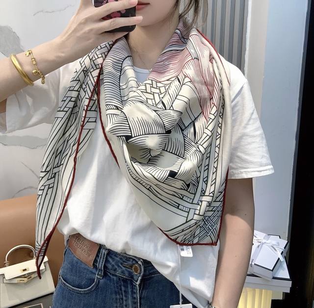 爱马仕 网络爆款新色 New每天都会到一点，两马织情，Hermes 2025三角形尺寸，非常好搭配衣服，手工卷边,70%羊绒+30%真丝材质混纺面料柔软细腻，像