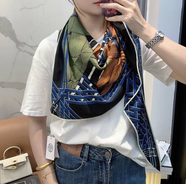 爱马仕 网络爆款新色 New每天都会到一点，两马织情，Hermes 2025三角形尺寸，非常好搭配衣服，手工卷边,70%羊绒+30%真丝材质混纺面料柔软细腻，像