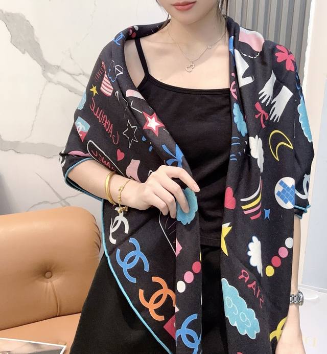香奈儿上新 Chanel 经典茶花优雅Coco风，Chanel最新丝绒大方巾~气质到骨子里，香奶奶新一季的面料超高级，真心超级柔软，丝丝顺滑，韧性很强 不容易被