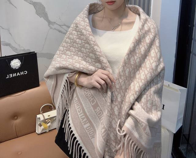 顶级版本 Dior 迪奥Cd提花Logo印花大方巾围巾披肩毛毯三用，这款围巾超级大，尺寸达到140*140！整体是双面织造的，看看上面精致的印花，这不是围巾不是