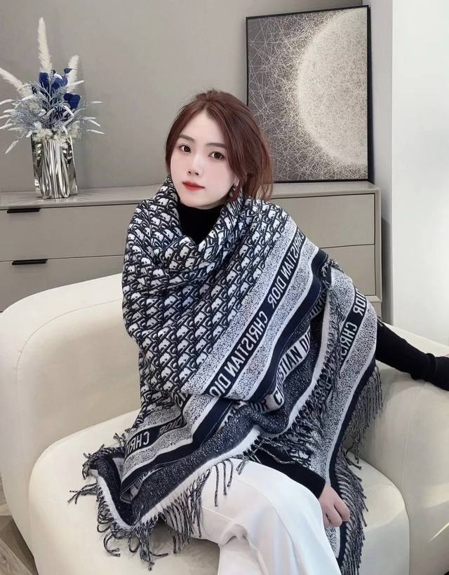 顶级版本 Dior 迪奥Cd提花Logo印花大方巾围巾披肩毛毯三用，这款围巾超级大，尺寸达到140*140！整体是双面织造的，看看上面精致的印花，这不是围巾不是