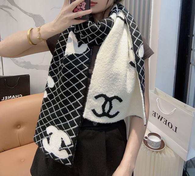 Chanel 香奈儿 菱格纹羊绒围巾 高级定制面料 一比一还原 软软糯糯棉花糖一样的手感 厚实又保暖 加上双面黑白混搭配色的设计 高级感满满的 小香家这款菱格纹