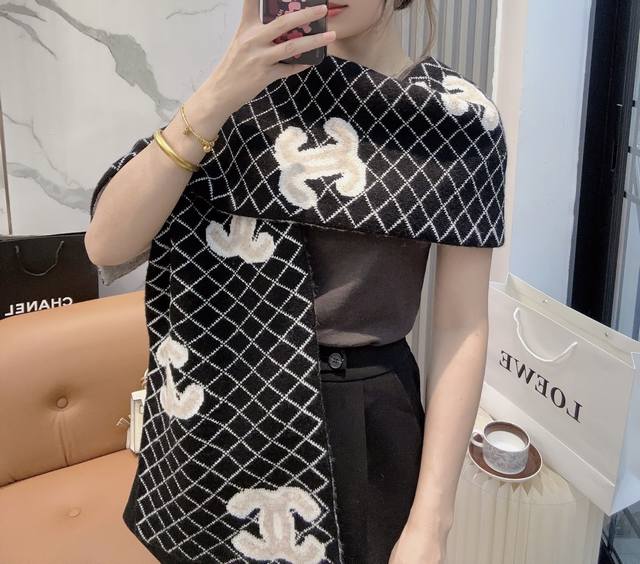 Chanel 香奈儿 菱格纹羊绒围巾 高级定制面料 一比一还原 软软糯糯棉花糖一样的手感 厚实又保暖 加上双面黑白混搭配色的设计 高级感满满的 小香家这款菱格纹