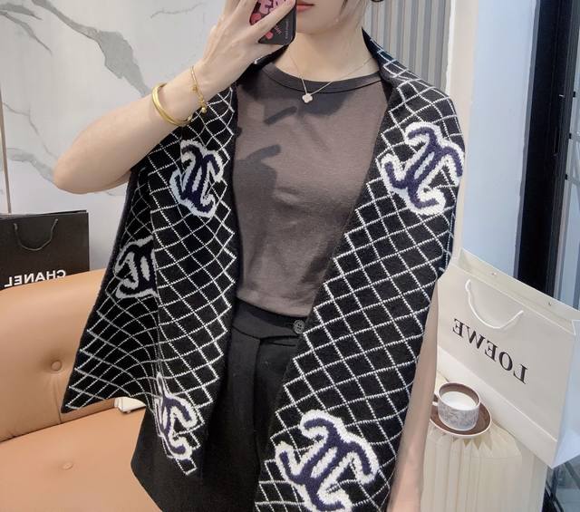 Chanel 香奈儿 菱格纹羊绒围巾 高级定制面料 一比一还原 软软糯糯棉花糖一样的手感 厚实又保暖 加上双面黑白混搭配色的设计 高级感满满的 小香家这款菱格纹