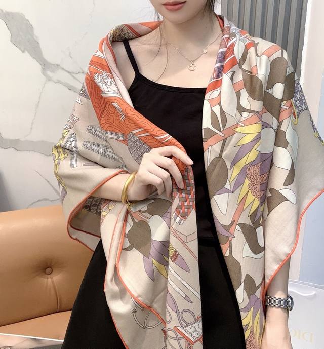 爱马仕 Hermes 上新 爱马仕2025春夏 这款点睛配饰可以多种方式佩戴，与任何服饰皆搭配得宜。无论系绕颈间，或作为腰带、束发带及头巾佩戴，皆赏心悦目。法国