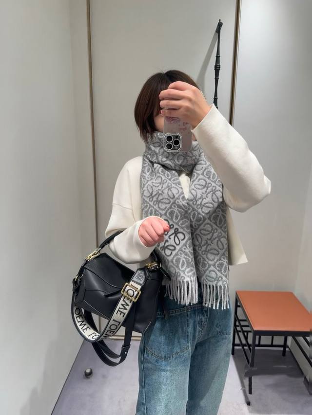 罗意威Loewe2025最新款最火围巾，双面羊毛和羊绒围巾，点缀双色格纹 Anagram 缇花图案。奶茶色此款围巾号称断货王，上身效果真是没话说！专柜对版的植绒