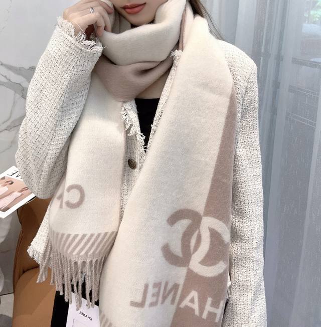 Chanel 香奈儿 上新Chanel新 双面拼色提花 目测是大爆款！双面异色提花 两面完全相反的颜色及图案 设计真的非常走心 ，超大品牌Logo与双C拼色点缀