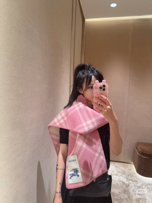 高版本 新款全智贤同款，搭配情侣款绝绝子呀，美爆了的款，柜子一上市就售罄，排队都买不到的款，低调的奢侈感这款Burberry围巾，巨好搭配，各种Hold住，男女