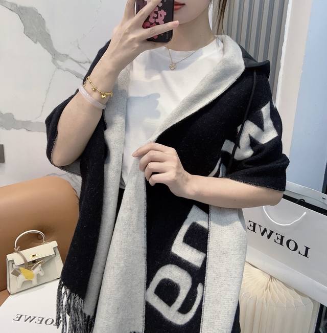 Alexander Wang亚历山大*王新款超大连帽围巾，不要太好看，什么都别问，先抢！超大的Size不光可以当围巾，因为特有的帽子连在一起还可以当卫衣，简直完