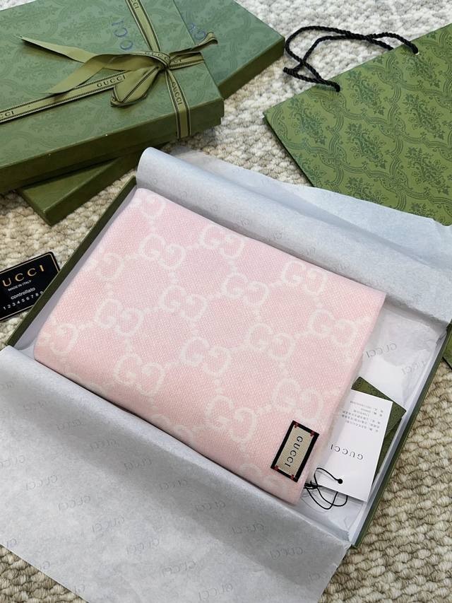 Gucci 古奇 完美渐变！代购级别！最新双面两用古驰围巾，永远加分的G秋冬单品！各种穿衣风格都可以和她碰撞出别样的上身效果！Gg标识作为Gucci颇具代表性的