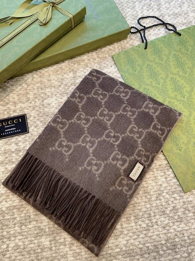 Gucci 古奇 完美渐变！代购级别！最新双面两用古驰围巾，永远加分的G秋冬单品！各种穿衣风格都可以和她碰撞出别样的上身效果！Gg标识作为Gucci颇具代表性的