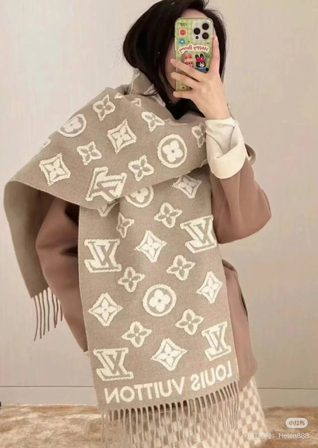 驴家 Lv ｜3D 围巾 Size ：34*200Cm 材料：90%羊毛，9%山羊绒，1%桑蚕丝 最新款3D 围巾为柔软毛绒混纺织入 Monogram 图案，再
