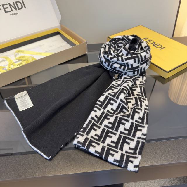 芬迪喜欢小众不撞款的Fendi推荐入！ 时髦过冬！！非常的低调奢华，精致大气的简约设计，高级时髦精必入推荐，上身的感觉真的散发非凡的气质！自带高级气场 独有的高