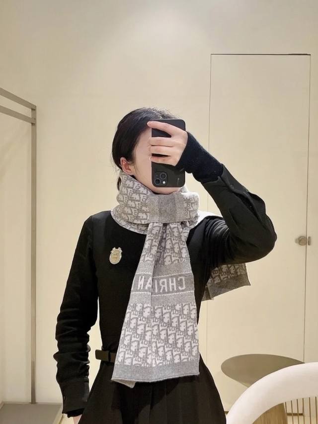 Dior 大D家经典秋冬款针织双面提花风格，高端设计师配色均考虑上身效果和色彩饱和度，色泽会浓郁而深。此款配以高端定制套色饱满，这样的厚度能完美的表现济，线条与