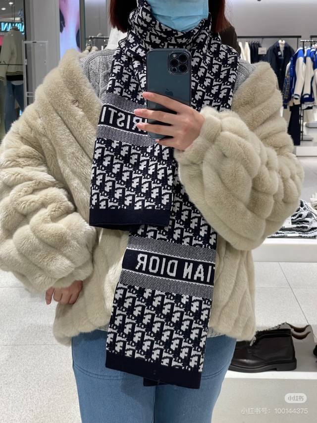 Dior 大D家经典秋冬款针织双面提花风格，高端设计师配色均考虑上身效果和色彩饱和度，色泽会浓郁而深。此款配以高端定制套色饱满，这样的厚度能完美的表现济，线条与