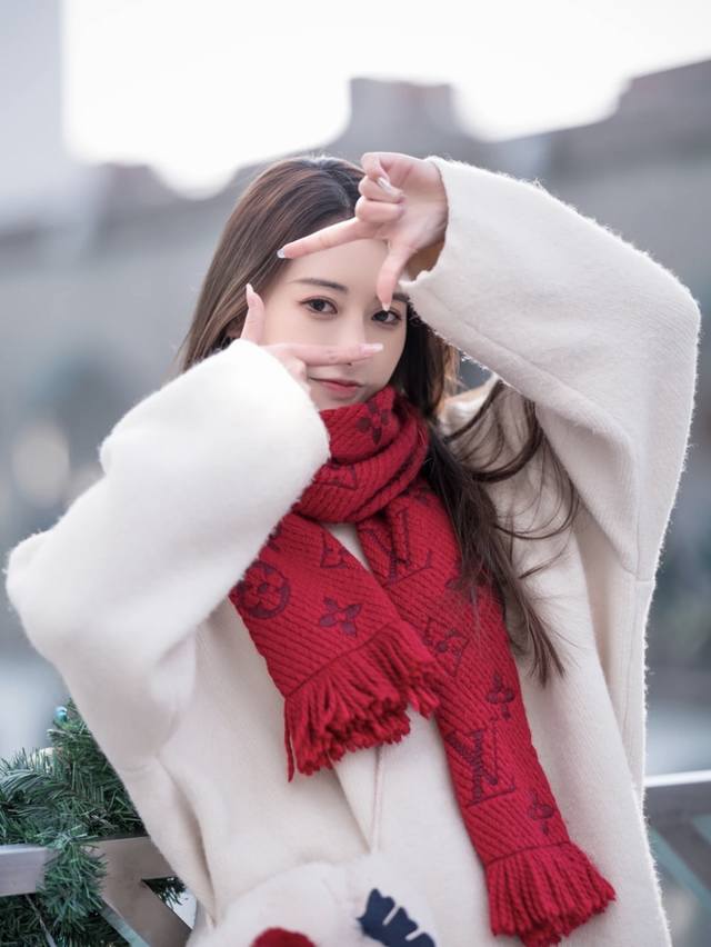 Louis Vuitton 路易威登 唐嫣明星同款秋冬羊毛围巾 加厚保暖羊绒围巾披肩两用纯色 这款围巾上饰有经典的 Monogram 图案和路易威登首字母字样