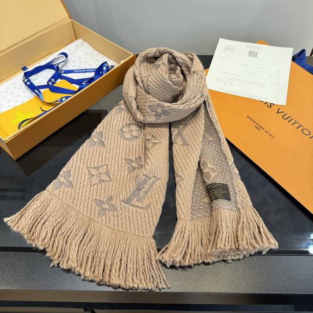 Louis Vuitton 路易威登 唐嫣明星同款秋冬羊毛围巾 加厚保暖羊绒围巾披肩两用纯色 这款围巾上饰有经典的 Monogram 图案和路易威登首字母字样