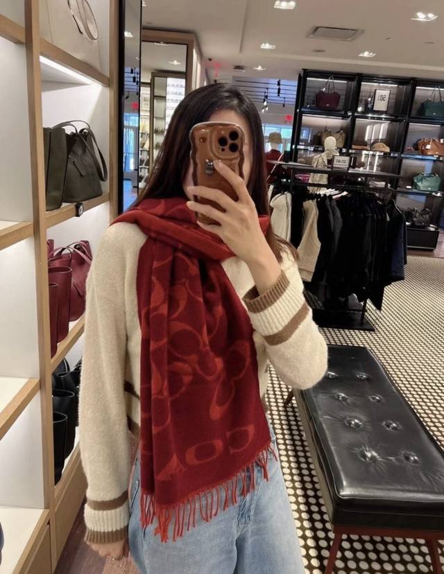 Cocah 蔻驰经典标志大尺寸围巾 都在抢货的节奏 高端原版尾单全套辅料齐全 Coach经典C字母太好看了吧！不仅有颜值还有品质，97%羊毛+3%羊绒，手感超级