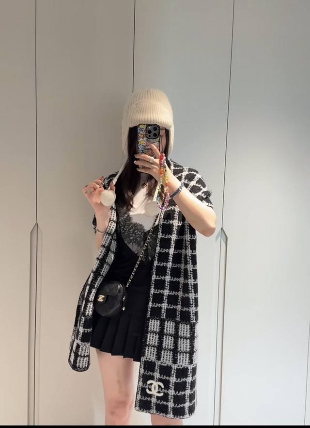 新款Chanel 香奈儿难得一见的针织单品，温柔配色，超级迷恋气质低调恬静又不失优雅 重点推荐一秒心动啊！！！高级，奢华！永恒！不是那种过眼云烟的款式！！！最大