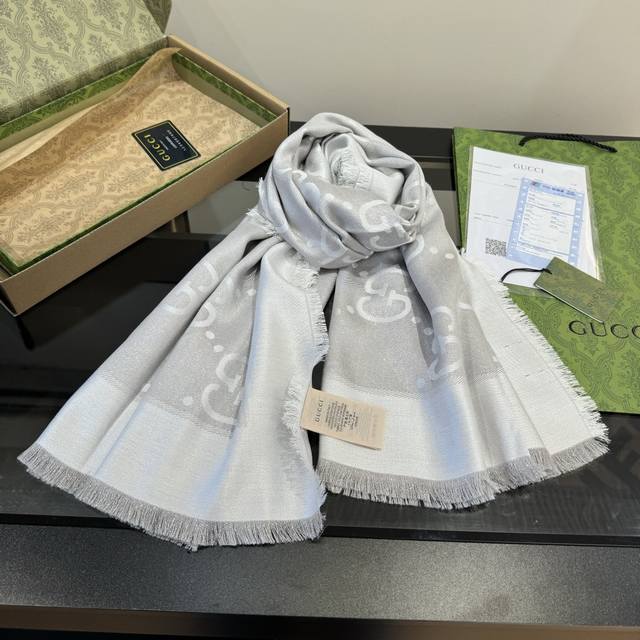 金属提花披肩 135*135Cm.32%粘胶纤维.25%绵.24%羊毛.11%桑蚕丝.8%金属化纤维 2025早秋软配饰系列运用精致流苏滚边、标识贴饰和精巧刺绣