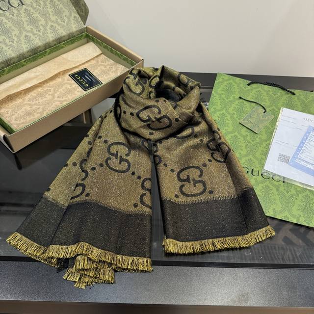 金属提花披肩 135*135Cm.32%粘胶纤维.25%绵.24%羊毛.11%桑蚕丝.8%金属化纤维 2025早秋软配饰系列运用精致流苏滚边、标识贴饰和精巧刺绣