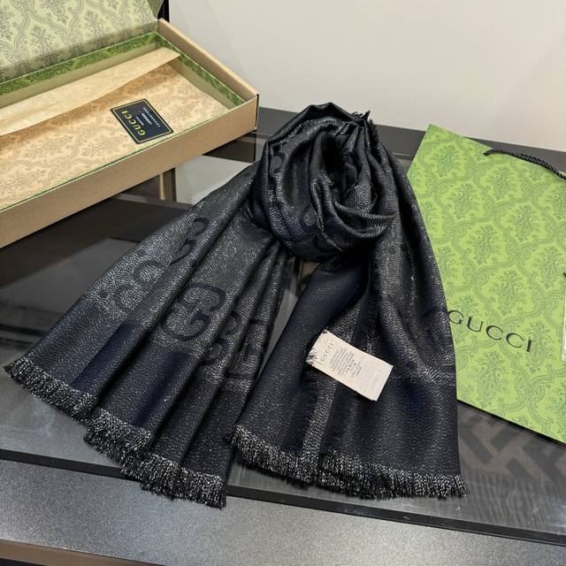 金属提花披肩 135*135Cm.32%粘胶纤维.25%绵.24%羊毛.11%桑蚕丝.8%金属化纤维 2025早秋软配饰系列运用精致流苏滚边、标识贴饰和精巧刺绣