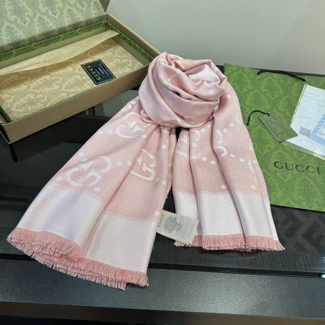 金属提花披肩 135*135Cm.32%粘胶纤维.25%绵.24%羊毛.11%桑蚕丝.8%金属化纤维 2025早秋软配饰系列运用精致流苏滚边、标识贴饰和精巧刺绣