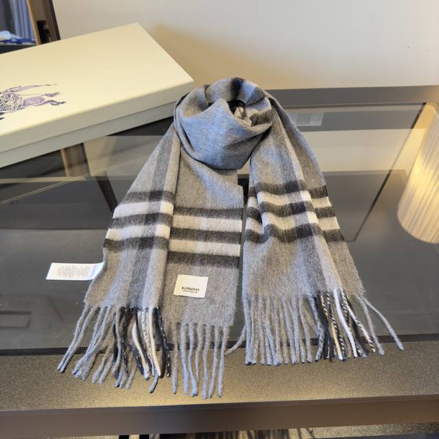 Burberry 匠心巨作 经典大格双面提花羊绒围巾完全等于2条围巾品牌首席创意总监Riccardo Tisci 最喜爱的标志之一。热卖的新款，非常厚实保暖织造