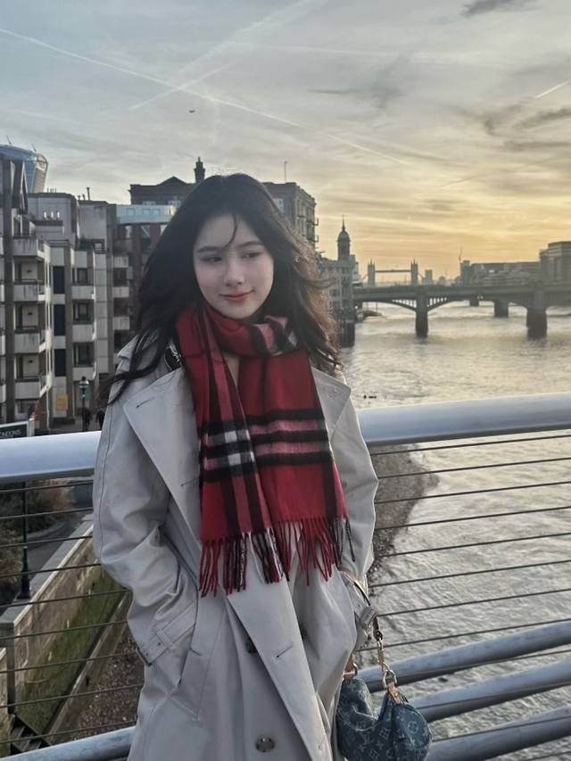 Burberry 匠心巨作 经典大格双面提花羊绒围巾完全等于2条围巾品牌首席创意总监Riccardo Tisci 最喜爱的标志之一。热卖的新款，非常厚实保暖织造