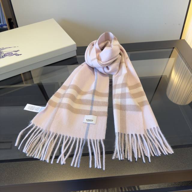Burberry 匠心巨作 经典大格双面提花羊绒围巾完全等于2条围巾品牌首席创意总监Riccardo Tisci 最喜爱的标志之一。热卖的新款，非常厚实保暖织造