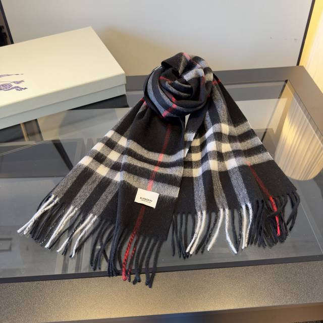 Burberry 匠心巨作 经典大格双面提花羊绒围巾完全等于2条围巾品牌首席创意总监Riccardo Tisci 最喜爱的标志之一。热卖的新款，非常厚实保暖织造