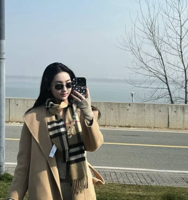 Burberry 匠心巨作 经典大格双面提花羊绒围巾完全等于2条围巾品牌首席创意总监Riccardo Tisci 最喜爱的标志之一。热卖的新款，非常厚实保暖织造