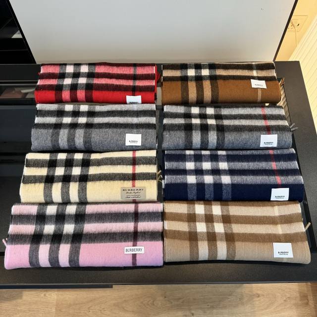Burberry 匠心巨作 经典大格双面提花羊绒围巾完全等于2条围巾品牌首席创意总监Riccardo Tisci 最喜爱的标志之一。热卖的新款，非常厚实保暖织造