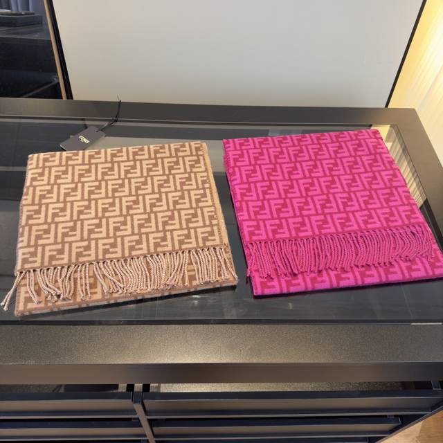 新款极品Fendi今年最火的围巾全世界都在抢的老花Ff字母款主打的限量大极品也是有钱也很难买到的好玩意儿正儿八经的好东西，真材实料一模一样，这样的一条非常耗原料