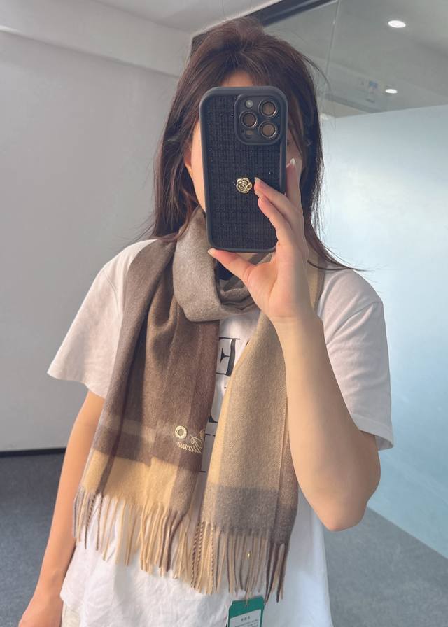 Loro Piana 诺悠翩雅秋冬新品 极品山羊绒水波纹格纹围巾 送人自留都太高大上了重磅上新，爆款爆款，渠道极品硬货～出口意大利直供专柜尾单到手数量极少，客供