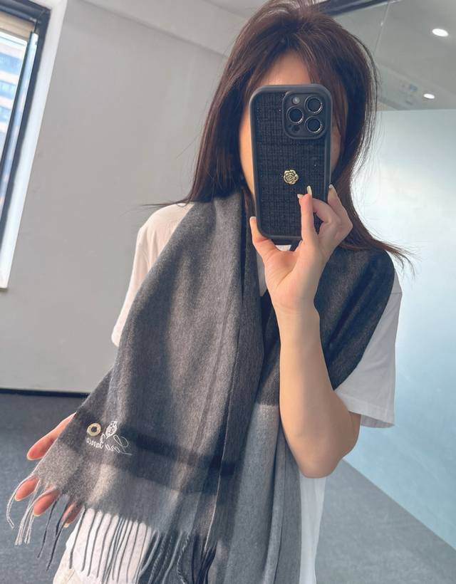 Loro Piana 诺悠翩雅秋冬新品 极品山羊绒水波纹格纹围巾 送人自留都太高大上了重磅上新，爆款爆款，渠道极品硬货～出口意大利直供专柜尾单到手数量极少，客供